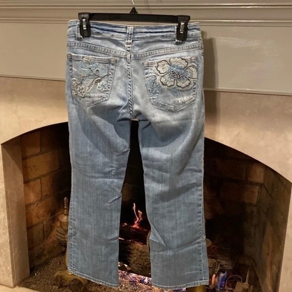 Aeropostale distressed crop jeans embroidered pockets size 1 / 2 - Picture 2 of 7